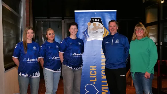 Herzlich willkommen werden Lea Schlautmann (von links), Lena Hagmeister und Emily Riemann von HBS-Trainer Kay Daumann und Vorstandsmitglied Christina Tornau geheißen. - © Jörg Hagemann