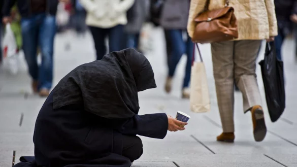 Bettlerin - &copy; Foto: Nicolas Armer/dpa