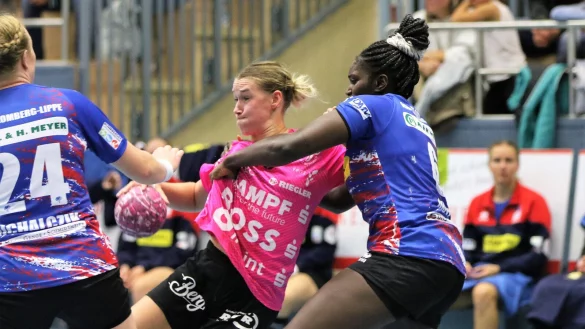 Kein Durchkommen gibt es f&uuml;r die Metzingerin Lena Degenhardt gegen die Blombergerinnen Malina Marie Michalczik (links) und Laetitia Quist. - &copy; Oliver K&ouml;nig