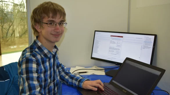 Hat die Jury begeistert: Tobias Brohl (15) aus Lemgo macht mit seinem
Programm für Computerspeicheroptimierung den ersten Platz in der
Kategorie Mathematik/Informatik. - © Svenja Ludwig