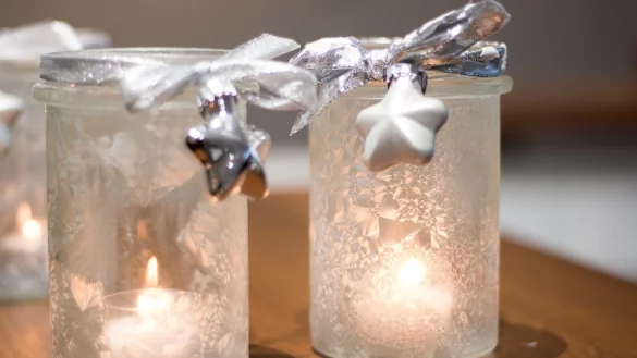 Kerzenhalter mit Eisblumen-Spray - &copy; Foto: www.diy-academy.eu/dpa-tmn