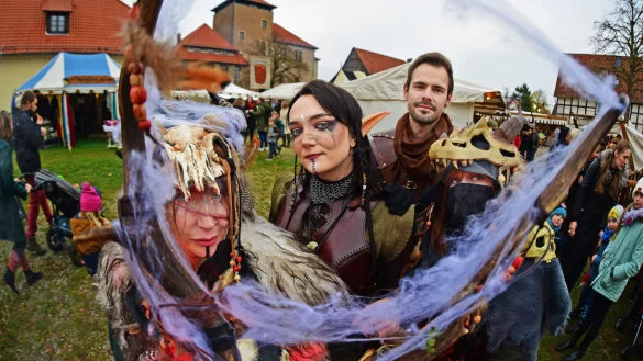 Schamanin "Edda Landvik" (von links), Elfe "Tinnuviel Durthir", Dustin als Waldl&auml;ufer und Elfe "Lumiel Durthir auf dem Mittelaltermarkt. - &copy; Nicole Ellerbrake