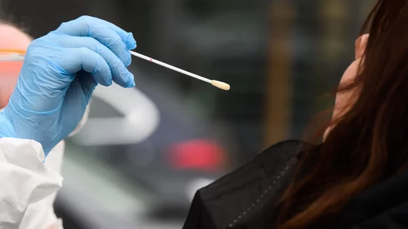 Corona-Test - &copy; Foto: Julian Stratenschulte/dpa