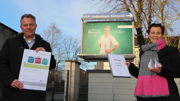 Christine Fuchs und Pflegedirektor Andreas Zeisberg freuen sich über die Auszeichnung. - © Astrid Sewing(LZ)