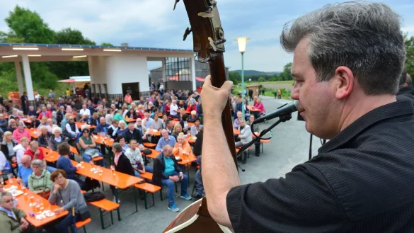 Gut gefüllte Ränge: Bassist Martin Wichmann blickt auf ein gut gelauntes, wenn auch nicht gerade durch Tanzfreude auffallendes Publikum an der alten Tankstelle im Freilichtmuseum. - © André Gallisch