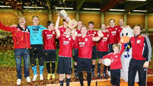 Und wieder erh&auml;lt der RSV den Pokal - 2014. Nico Haase steht hinten, Dritter von rechts. - &copy; Paul Cohen