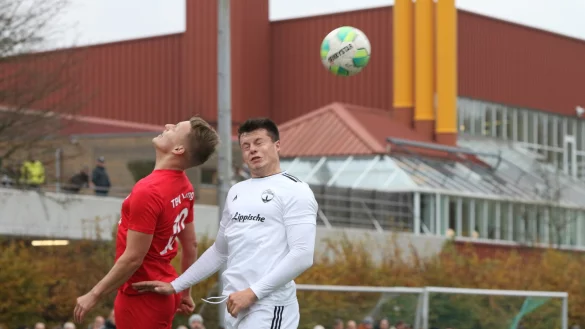 Wer hat die Lufhoheit im lippischen Bezirksliga-Fu&szlig;ball? Im Moment hat sie der Post-TSV Detmold, hier mit Lennard Schr&ouml;der (rechts) im Kopfballduell mit Lemgos Thomas Specht. - &copy; Oliver K&ouml;nig