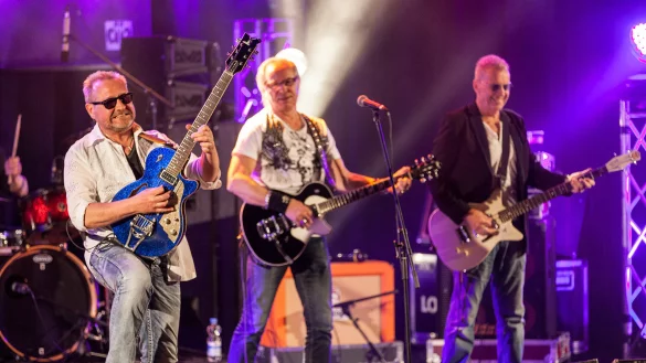 Voller Einsatz an den Saiten: The Rattles legen sich im Bad Meinberger Kurtheater f&uuml;r ihre Zuh&ouml;rer musikalisch ordentlich ins Zeug und ernten daf&uuml;r kr&auml;ftigen Beifall. - &copy; Torben Gocke