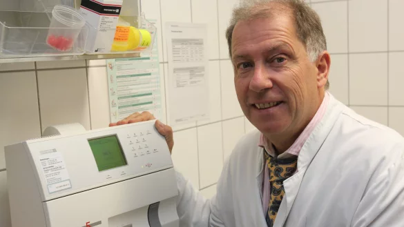 Im Krei&szlig;saallabor: Professor Andreas Luttkus an einem Blutgas-Analyseger&auml;t. - &copy; Martin Hostert