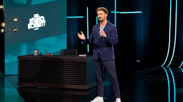 Tommi Schmitt in seiner hauseigenen Studiokulisse von &bdquo;Studio Schmitt". Die Sendung l&auml;uft immer donnerstags bei ZDFneo. - &copy; Ben Gabe/ZDF