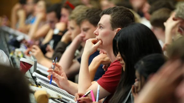 Die Stiftung &bdquo;Studienfonds OWL" und ihre F&ouml;rderer unterst&uuml;tzen Studenten in der Region mit Stipendien. - &copy; dpa