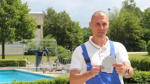 Frank Niegsch, Meister f&uuml;r B&auml;derbetriebe, h&auml;lt die Zehnerkarten f&uuml;r die st&auml;dtischen B&auml;der im Freibad Werreanger in den H&auml;nden. - &copy; Cordula Gr&ouml;ne