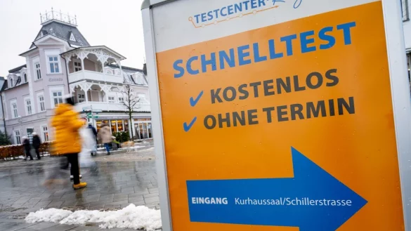 Hinweis auf Schnelltests - &copy; Foto: Stefan Sauer/dpa
