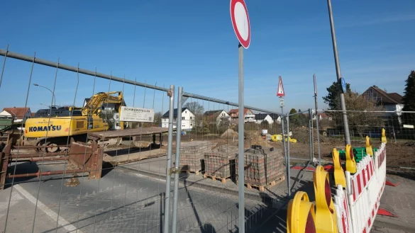 Die Bauarbeiten an der Bielefelder Straße und auf der Sichterwiese - wegen der Maßnahme ist die Straße vorrübergehend gesperrt. Die Lärmbelastung für die direkten Anwohner ist nicht zu unterschätzen. - © Sven Koch