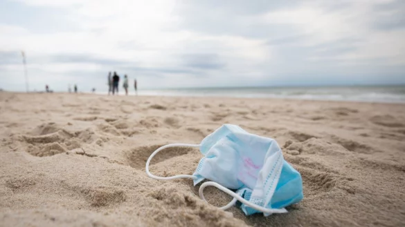 Mundschutz am Strand - &copy; Foto: Christian Charisius/dpa