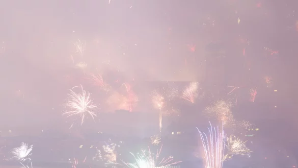 Silvester-Feuerwerk - &copy; Foto: Matthias Balk/dpa/Archiv