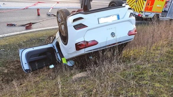 Am neuen Kreisel in Barntrup ist das Auto von der Stra&szlig;e abgekommen und auf dem Dach gelandet.&nbsp; - &copy; Feuerwehr Barntrup