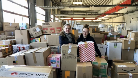 Cindy B&ouml;gel (links) und Monika Obecna freuen sich &uuml;ber die vielen Sachspenden. - &copy; Sven Kienscherf