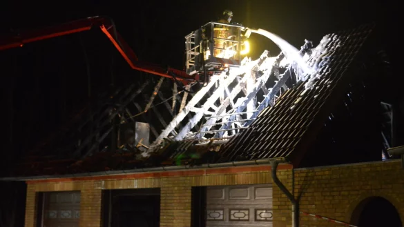 Vollbrand des Dachstuhls einer Garagenanlage - © Freiwillige Feuerwehr Augustdorf