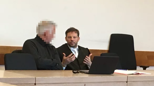 Redebedarf: Der Angeklagte im Gespr&auml;ch mit seinem Anwalt Dr. Andr&eacute; Pott. - &copy; Erol Kamisli