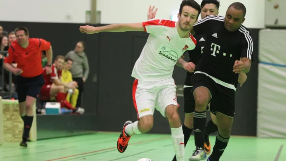 Nicht aufzuhalten: Der Theesener Janik Steffen setzt sich gegen Joseph Harrison vom Ausrichter Hakedahler SV durch. - &copy; Sebastian Lucas(LZ)