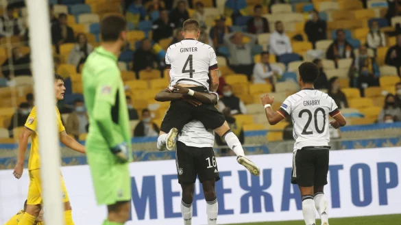 Torjubel nach dem 1:0 - &copy; Foto: Efrem Lukatsky/AP/dpa