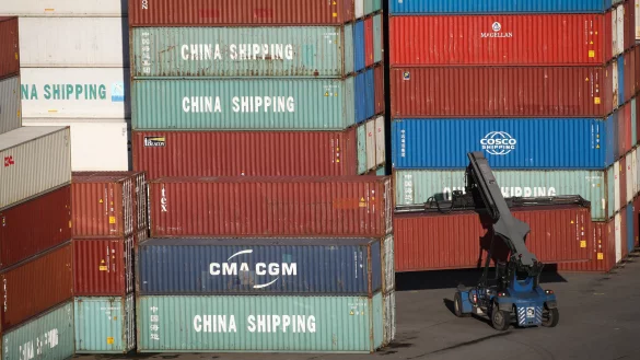 Die Ausbreitung des Coronavirus in Asien und Europa stellt auch heimische Unternehmen vor Probleme, weil sich Lieferzeiten verz&ouml;gern und Transportkosten steigen. - &copy; Christian Charisius/dpa