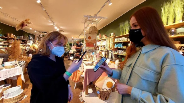 Butlers-Mitarbeiterin Katharina Refus (links) und Chefin Rabea Schulte zeigen, wie in der Detmolder Filiale kontrolliert wird. Ab sofort muss niemand mehr die ganze Zeit am Eingang verharren. - &copy; Janet K&ouml;nig