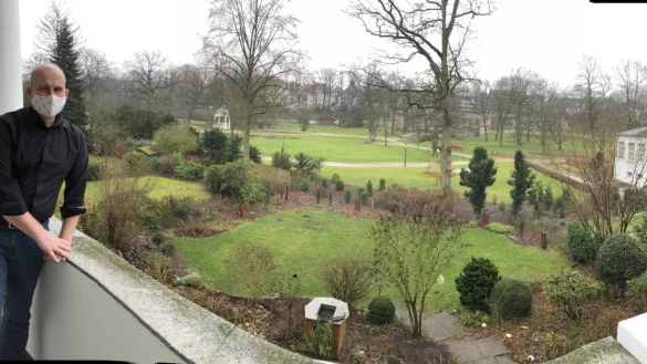 Michael Sasse steht auf einem Balkon seines Kurpark-Hauses. Das Hotel grenzt direkt an den neu gestalteten Kurpark. - &copy; Thomas Reineke