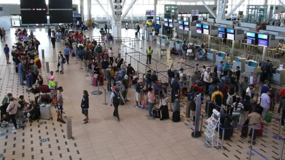 Reisende am Flughafen Kapstadt - &copy; Foto: Kristin Palitza/dpa