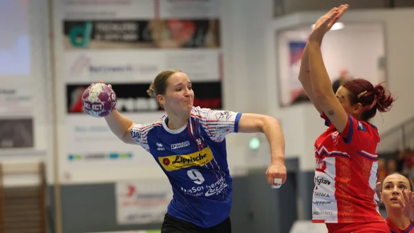 Nieke K&uuml;hne (links) von der HSG Blomberg-Lippe f&auml;llt vorerst aus. - &copy; Paul Cohen