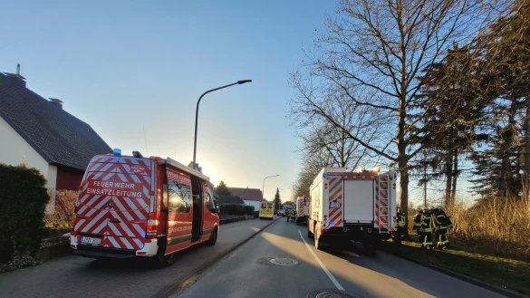 Die Feuerwehr hat die Liebigstra&szlig;e f&uuml;r den Einsatz gesperrt. - &copy; Katrin Kantelberg