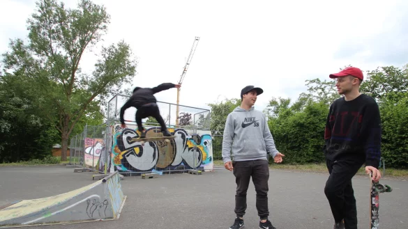 Rico Semrau (von links) springt im Lemgoer Skate-Park, w&auml;hrend Cedric Jordan und Lutz Reineke sich unterhalten. Im Hintergrund die gesperrte Halfpipe. - &copy; Archivbild: Jens Rademacher