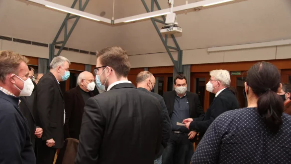 Die Ratsmitglieder beratschlagen sich. Unter anderem sind (von links) Heinrich Georg Schneider, Frank Salomon, Lutz M&uuml;ller, Mats Uffe Schubert, Roger Rutter, K&auml;mmerer Patrick Herrmann, B&uuml;rgermeister Thomas Katzer und Anja Holitschke dabei. - &copy; Nadine Uphoff