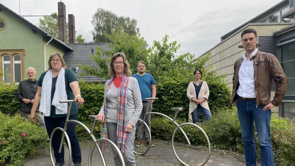 Bewerben sich um ein Ratsmandat: J&uuml;rgen Georgi, Iris Sch&ouml;n, Annette Vollmann, Florian Sch&ouml;n und Ute Kn&auml;ble-Weberling beim Fototermin mit dem Landratskandidaten Robin Wagener (von links). - &copy; B&uuml;ndnis 90/Die Gr&uuml;nen