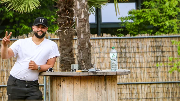 Aloha-Beach-Club-Chef Louis Schneider freut sich riesig auf die kommende Strandbar-Saison und seine G&auml;ste. Noch haben der 26-J&auml;hrige und sein Team aber einiges zu tun. - &copy; Daniel Salmon