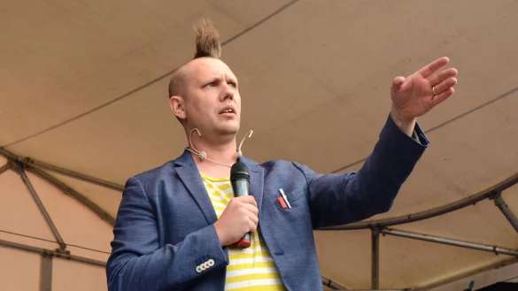 Archie Clapp begeisterte rund 600 G&auml;ste auf dem Lemgoer Marktplatz zum Auftakt der Lemgoer Sommertreffs. - &copy; Tanja Watermann