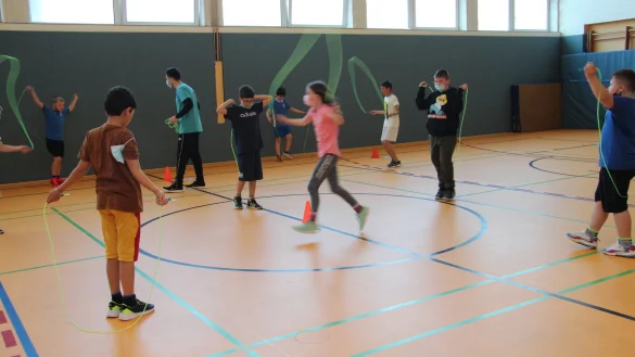 Die Kinder der 4a der Grundschule In der Senne in Augustdorf lernen das Seilspringen, wie wichtig der Sport f&uuml;r das Herz ist und nebenbei haben sie auch noch Spa&szlig;. Foto: Nadine Uphoff - &copy; Nadine Uphoff