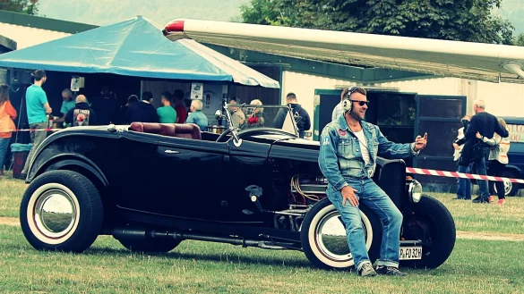 Autofan: Frank Osiander steht an einem Oldtimer. Seit vier Jahren veranstaltet er die Autoschau f&uuml;r einen guten Zweck. - &copy; Pauls Pixelwelten