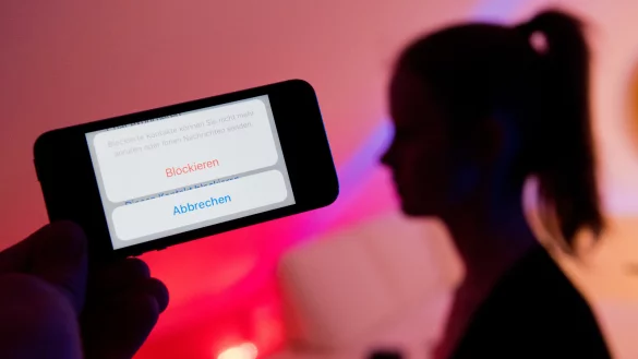 Der 21-J&auml;hrige nahm &uuml;ber Facebook, Whatsapp und Dating-Apps Kontakt zu den M&auml;dchen auf. - &copy; picture alliance