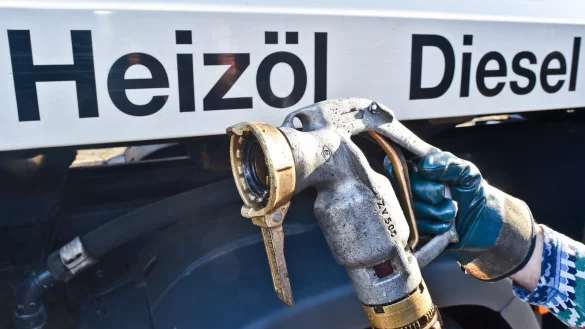 Der Preisverfall beim Roh&ouml;l macht auch Heiz&ouml;l und Benzin immer billiger. - &copy; dpa