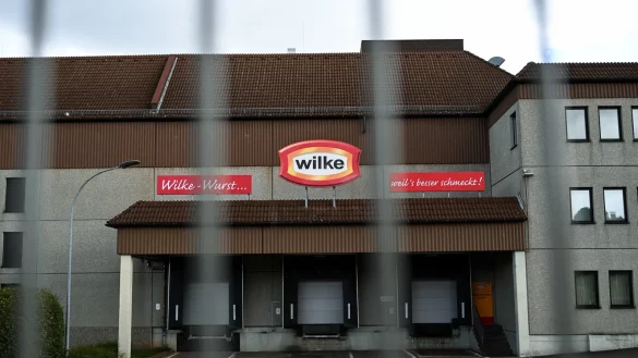 Alles verriegelt: Heruntergelassen sind die Rolltore des Fleischherstellers Wilke Wurstwaren im hessischen Twistetal. Nach zwei Todesfällen durch Keime in Wurstwaren muss der Hersteller die Produktion stoppen. - © Uwe Zucchi/dpa