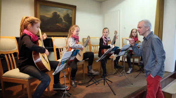 Vorbereitung: Das Gitarrenquartett Hedi Kemper, Lana Darscht, Dorothea Kaufmann und Laura Schnall aus Aachen stimmt die Instrumente. Lehrer Peter Reiser hat den rechten Ton im Ohr. - &copy; Bernhard Preu&szlig;