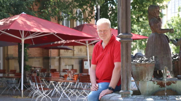 Jupp Westfeld am Brunnen am Markt. Im Hintergrund sein Lokal "Lebenslang". - &copy; Alexandra Schaller