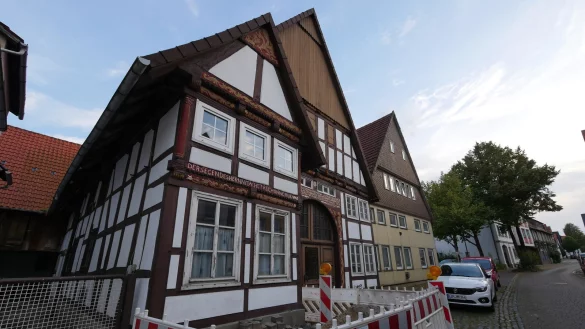 Die Stadt hat die Geb&auml;ude Pfuhlstra&szlig;e 9 und 11 gekauft. Beide sind in einem schlechten Zustand. Das Fachwerkhaus steht unter Denkmalschutz. - &copy; Jost Wolf