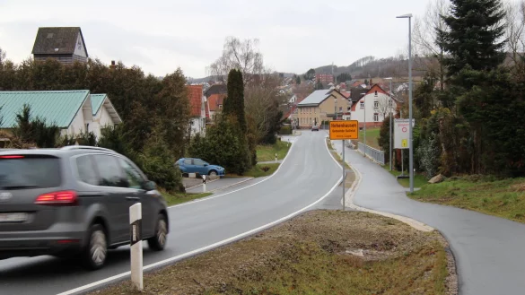 Nach Meinung von SPD und Gr&uuml;nen wird am Ortseingang auf der Hohenhauser Stra&szlig;e zu schnell gefahren. Die Geschwindigkeit soll dort mit einem mobilen Display &uuml;berpr&uuml;ft werden. - &copy; Nadine Uphoff