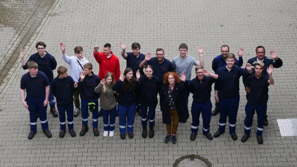 Die Sch&uuml;lerinnen und Sch&uuml;ler der Feuerwehr-Schul-AG mit den Verantwortlichen der Schulen, Feuerwehr, Stadt und Bezirksregierung. - &copy; Alte Hansestadt Lemgo