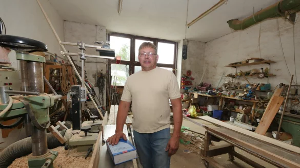 Die Gemeindeordnung liegt beim Fototermin tats&auml;chlich auf der Fr&auml;se von Frank Kuhlmanns Tischlerwerkstatt. &bdquo;Jemand hatte rechtlich etwas wissen wollen", erkl&auml;rt er. Sein Hof und seine Werkstatt sind die Heimat diverser kreativer Projekte. - &copy; Jost Wolf