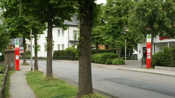 Verbleiben nach Ratsentscheid an den bisherigen Standorten: die Bushaltestellen am Torteich in Alverdissen. - &copy; Sylvia Frevert(LZ)