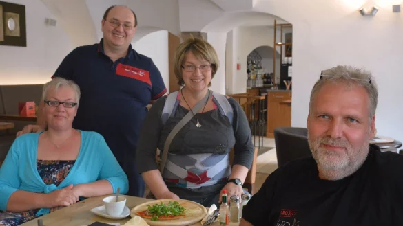Ralf Sann und Ehefrau Christine (rechts) sind die Initiatoren der Selbsthilfegruppe "Adipositas", die sich alle zwei Wochen, abwechselnd im Klinikum Lemgo und Detmold trifft. Carola und Mico Dulabic (links) sind ebenfalls aktive Teilnehmer. Nach der Magen-OP zur Gewichtsreduktion k&ouml;nnen nur noch Kleinstportionen an Nahrung, wie hier eine halbe Pizza, vom Magen aufgenommen werden. - &copy; Tanja Watermann